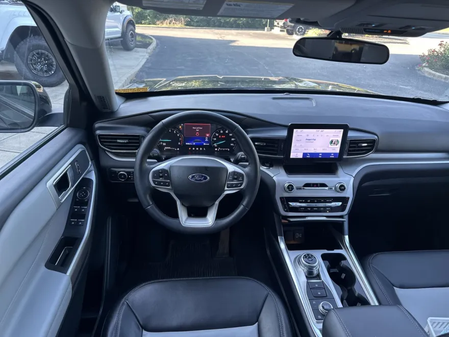 2023 Ford Explorer XLT photo 1