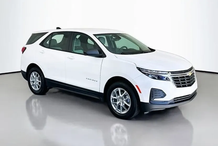 2022 Chevrolet Equinox LS photo 1