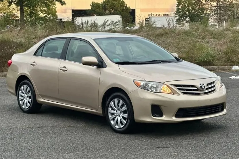 2013 Toyota Corolla LE photo 1