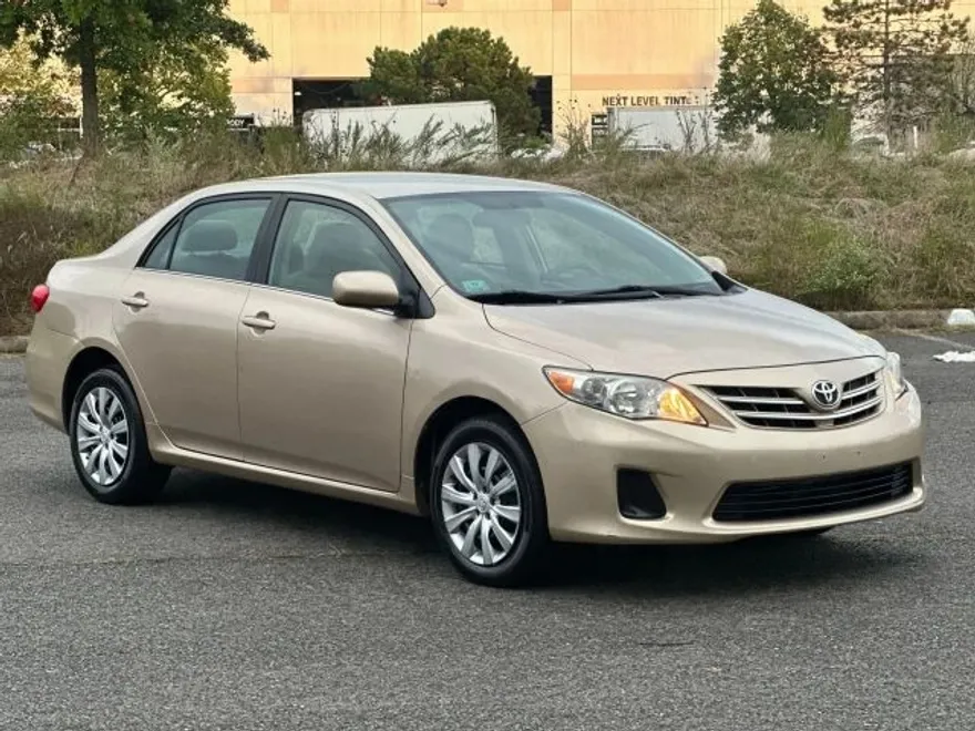 2013 Toyota Corolla LE photo 1