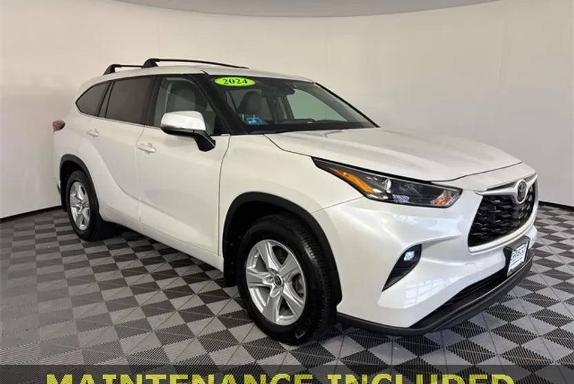 2024 Toyota Highlander LE photo 1