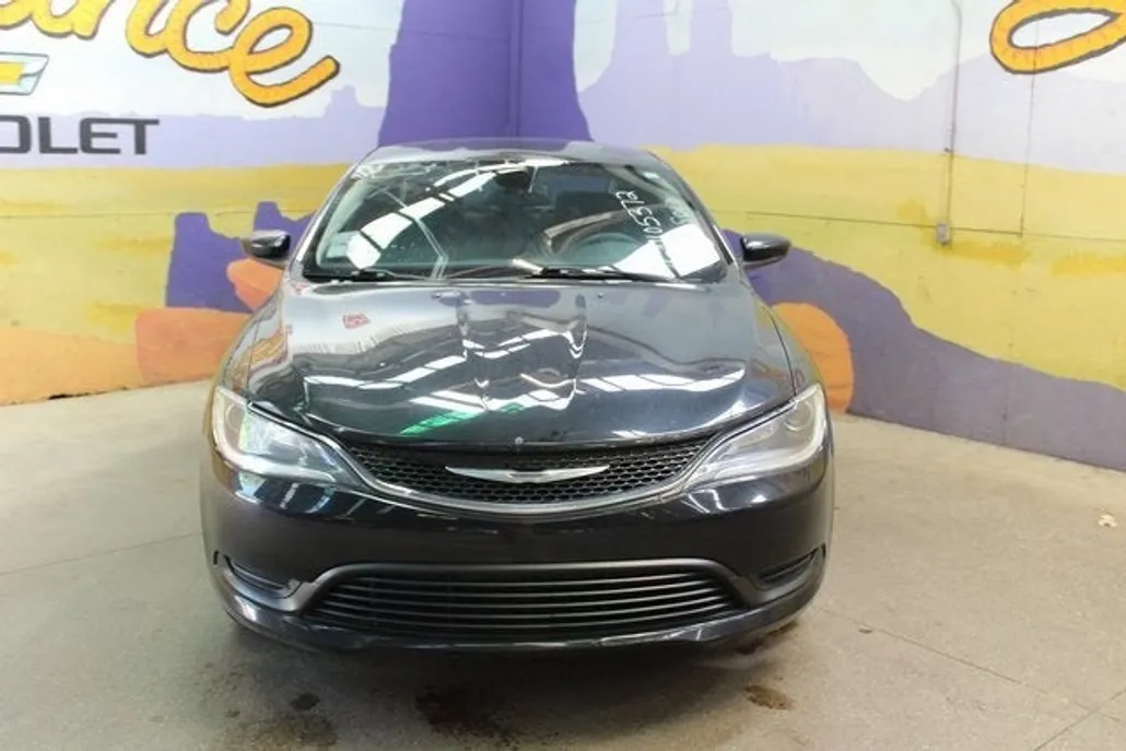 2016 Chrysler 200 LX photo 1