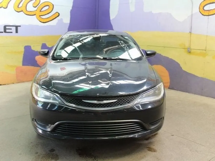 2016 Chrysler 200 LX photo 1