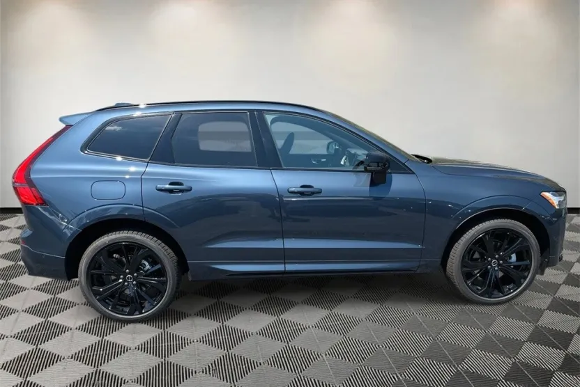 2026 Volvo XC60 B5 Black Edition photo 1