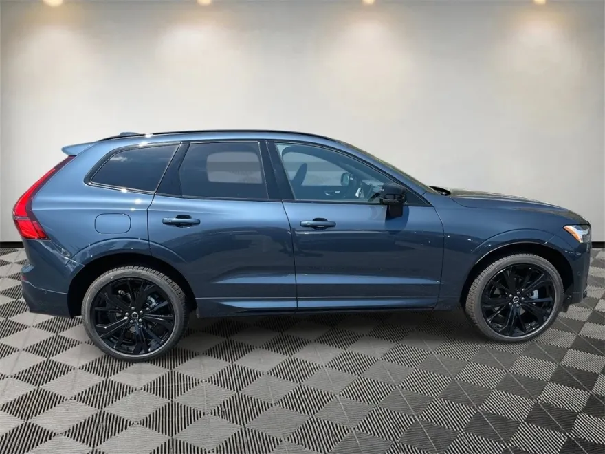 2026 Volvo XC60 B5 Black Edition photo 1