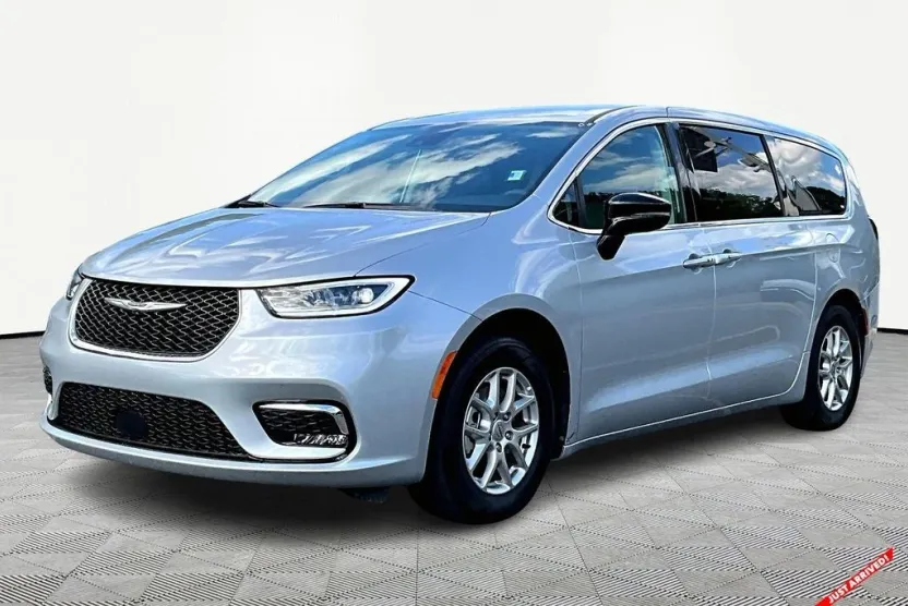2024 Chrysler Pacifica Touring L photo 1