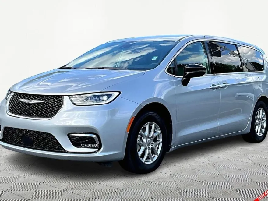 2024 Chrysler Pacifica Touring L photo 1