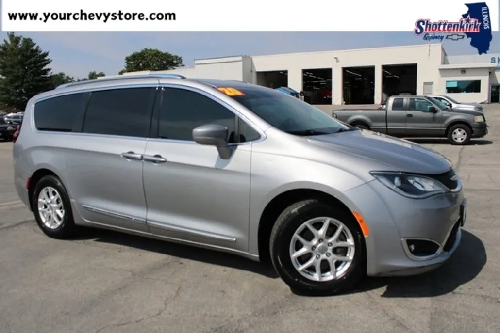 2020 Chrysler Pacifica Touring L photo 1