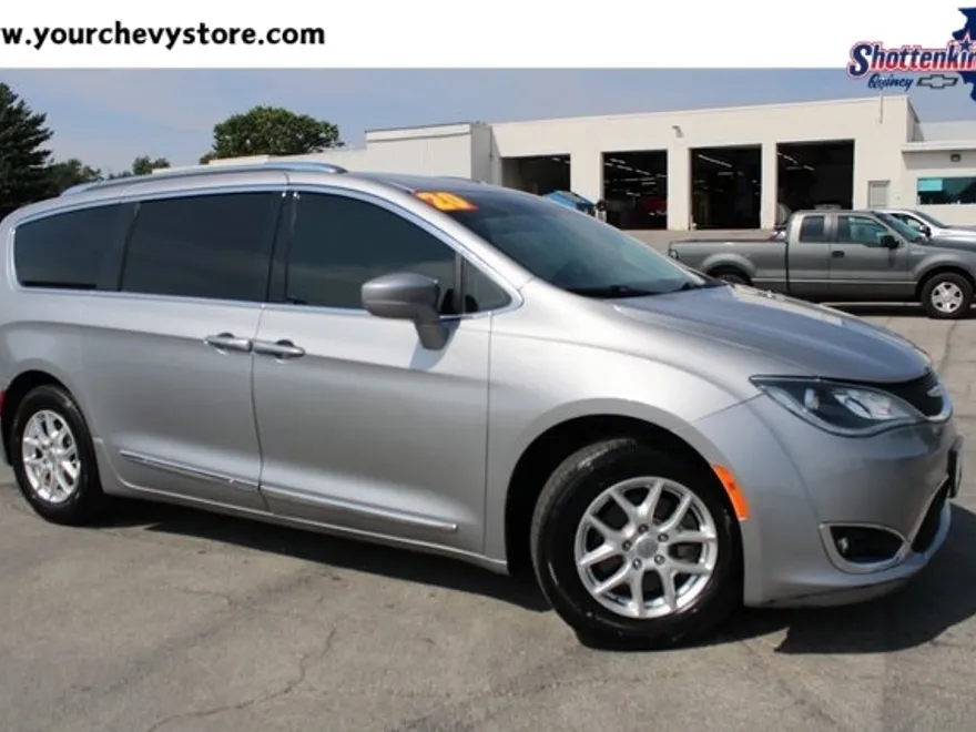 2020 Chrysler Pacifica Touring L photo 1