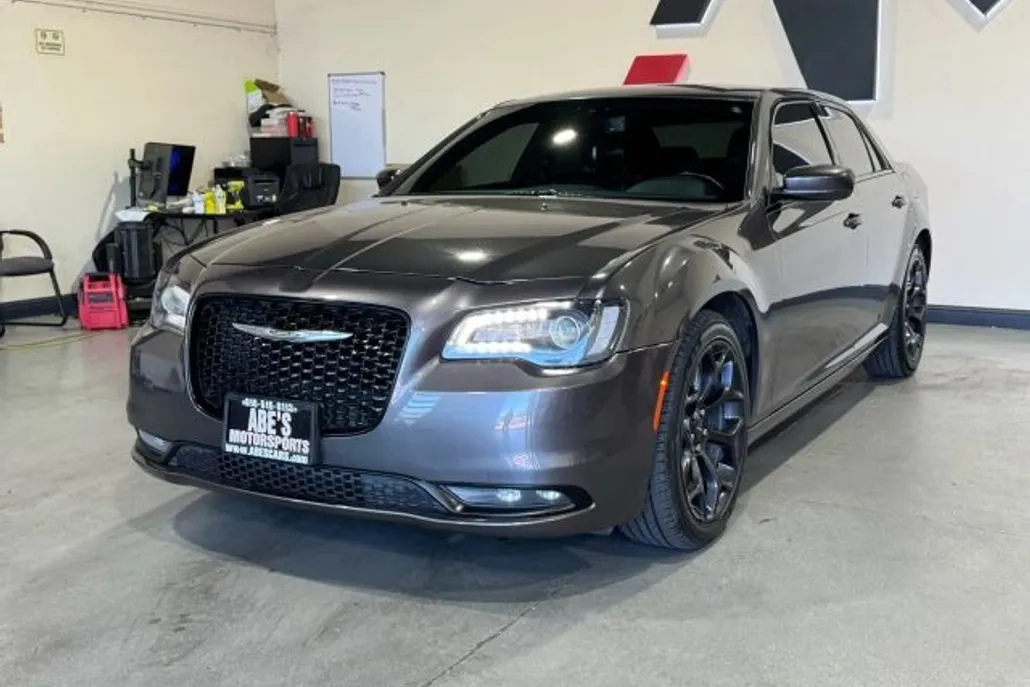 2019 Chrysler 300 LX photo 1