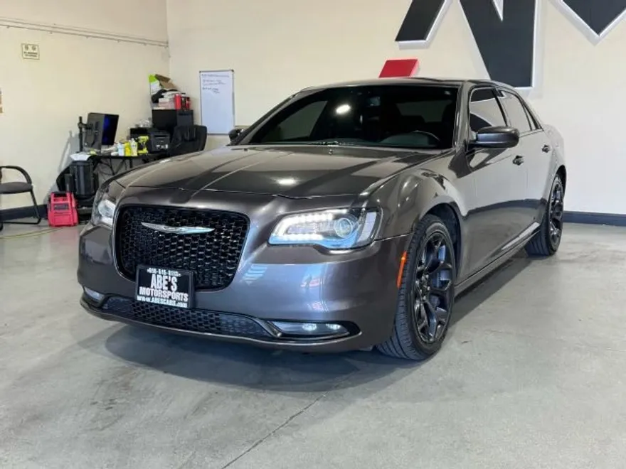 2019 Chrysler 300 LX photo 1