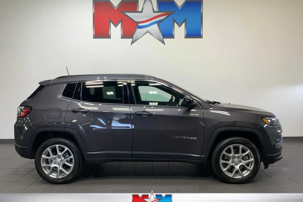2024 Jeep Compass Latitude Lux photo 1