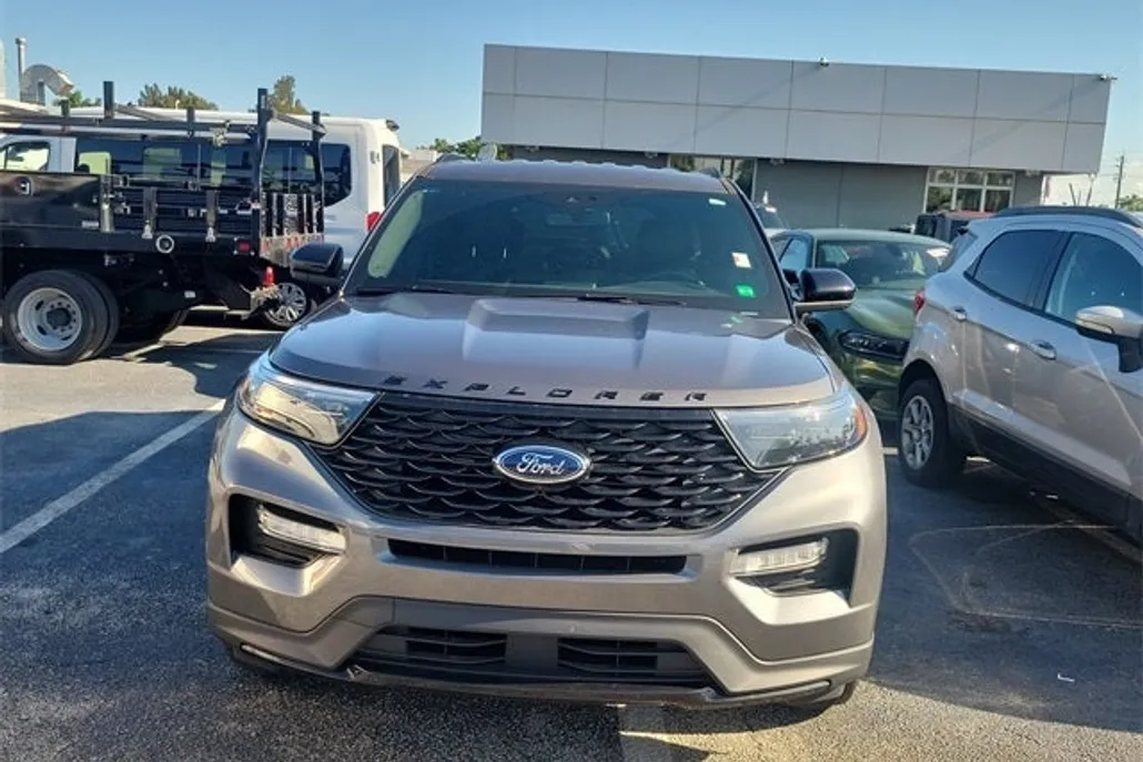 2023 Ford Explorer ST-Line photo 1
