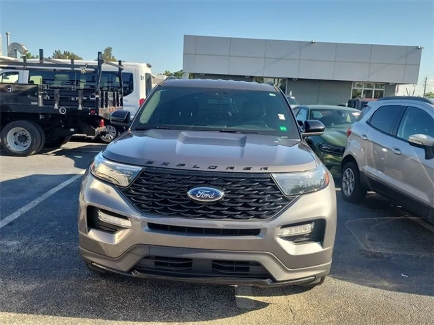 2023 Ford Explorer ST-Line photo 1