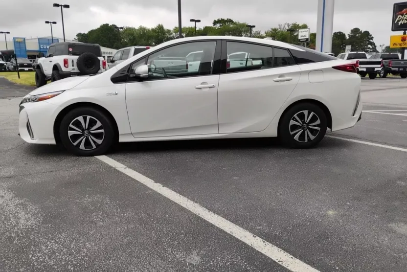 2017 Toyota Prius Prime Premium photo 1
