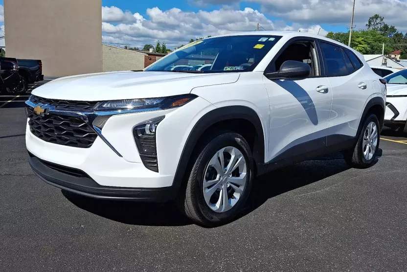 2025 Chevrolet Trax LS photo 1