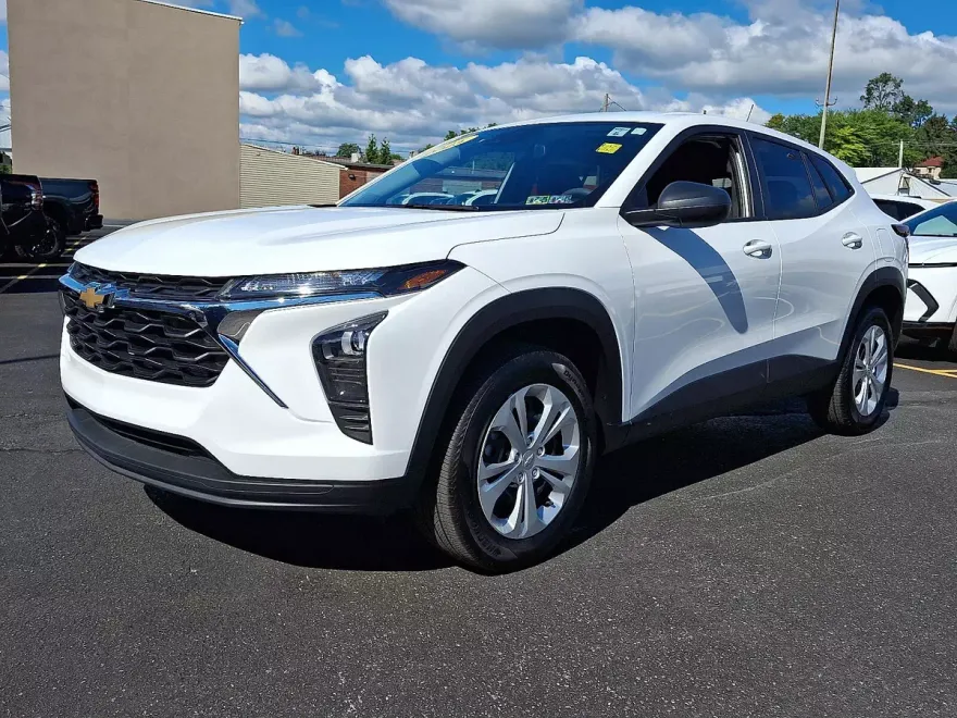 2025 Chevrolet Trax LS photo 1