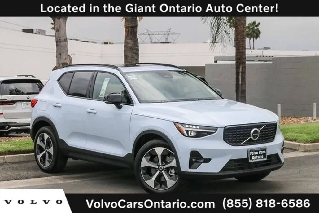 2026 Volvo XC40 AWD Plus photo 1