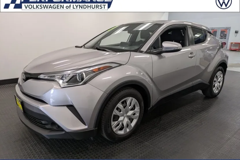 2019 Toyota C-HR LE photo 1