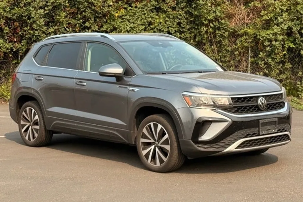 2023 Volkswagen Taos SE photo 1