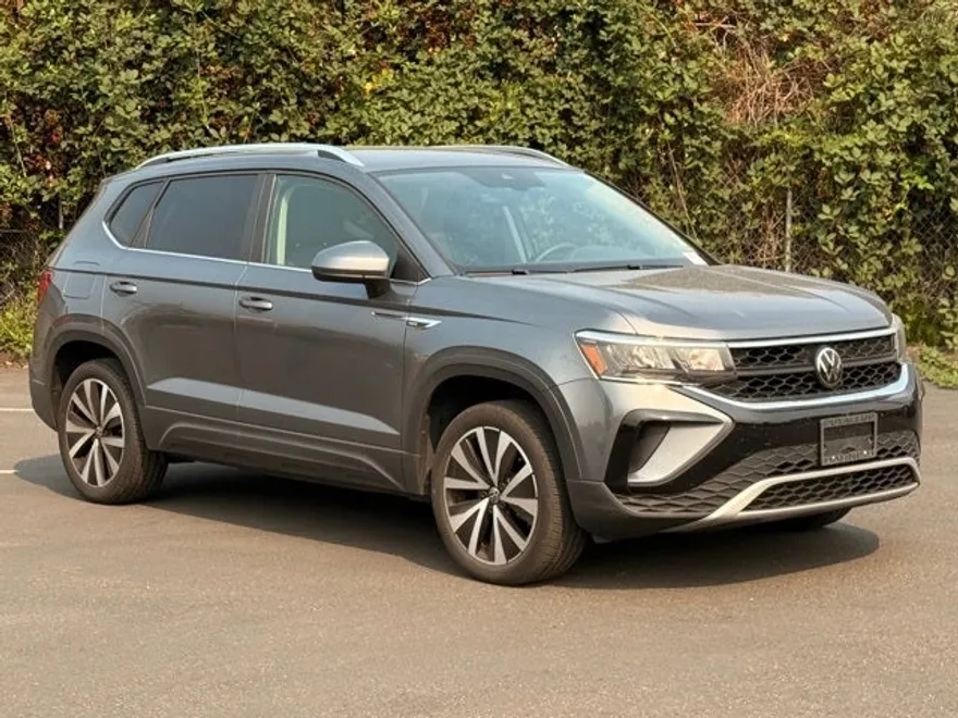 2023 Volkswagen Taos SE photo 1