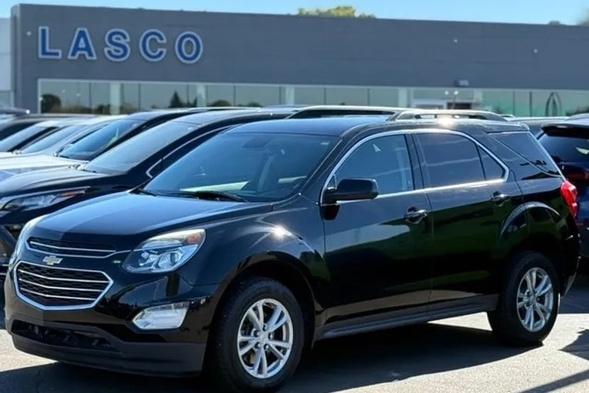 2017 Chevrolet Equinox LT photo 1
