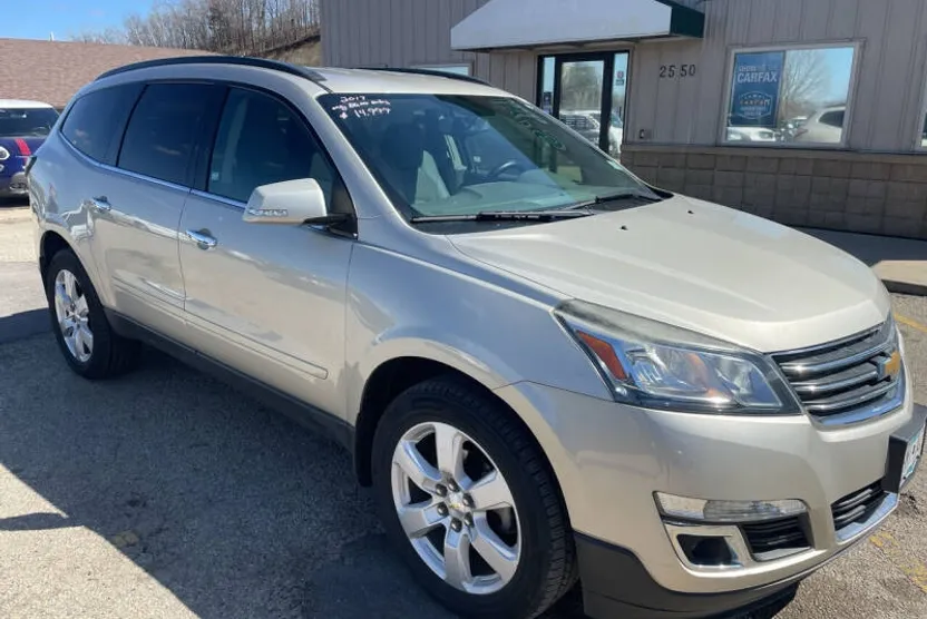 2017 Chevrolet Traverse 1LT photo 1