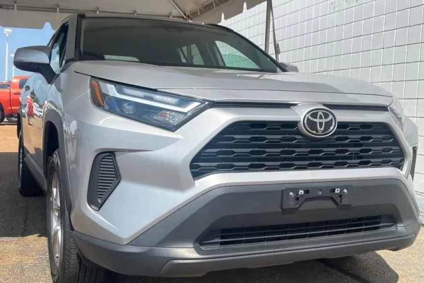 2023 Toyota RAV4 XLE photo 1