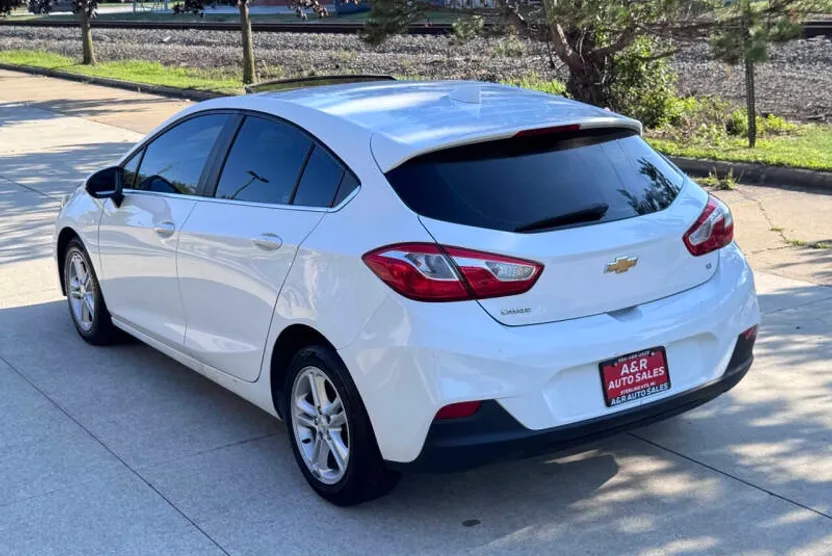 2018 Chevrolet Cruze LT photo 1