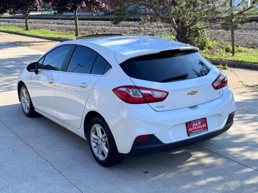 2018 Chevrolet Cruze LT photo 1