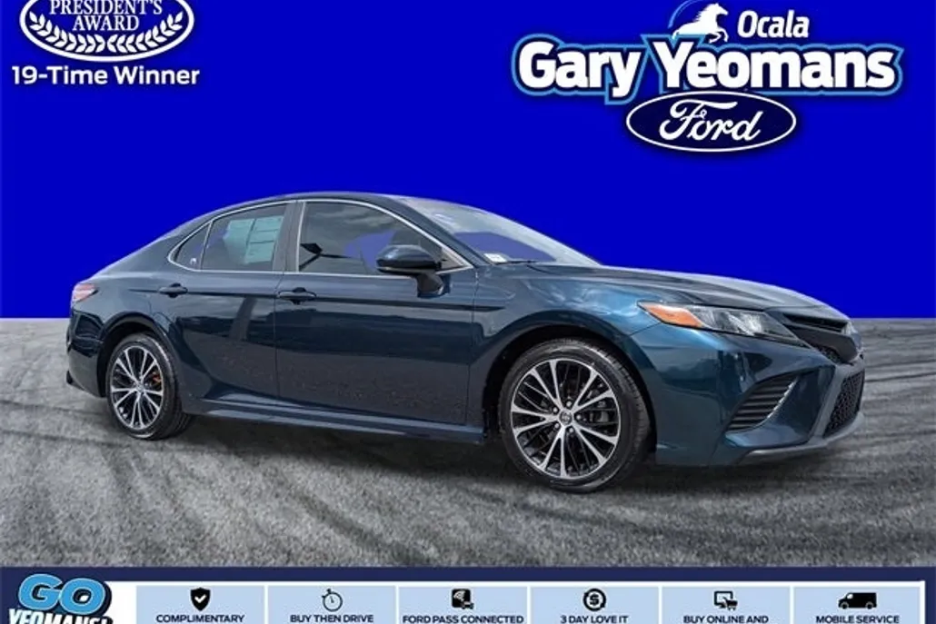 2019 Toyota Camry SE photo 1