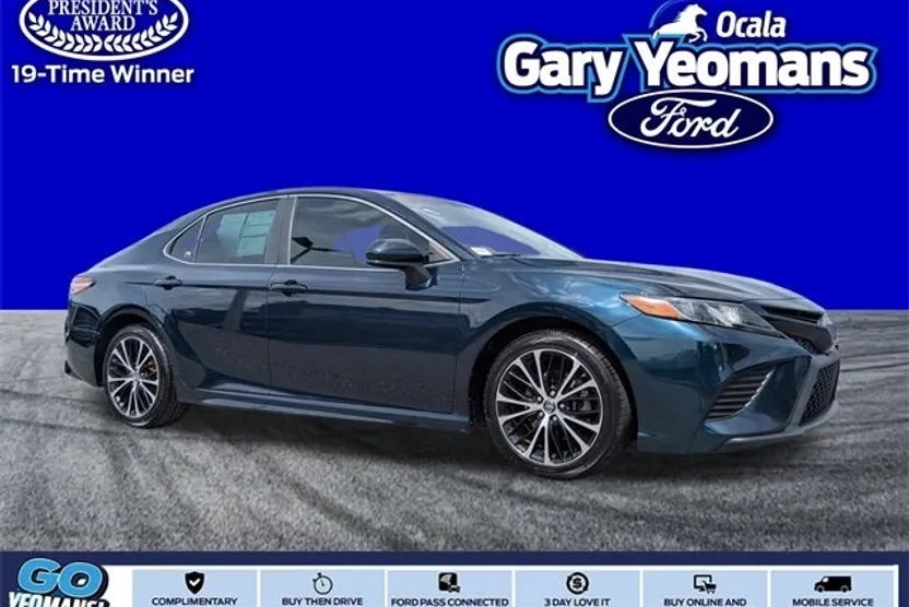 2019 Toyota Camry SE photo 1