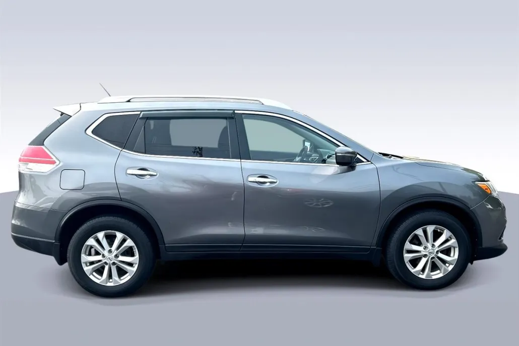 2015 Nissan Rogue SV photo 1