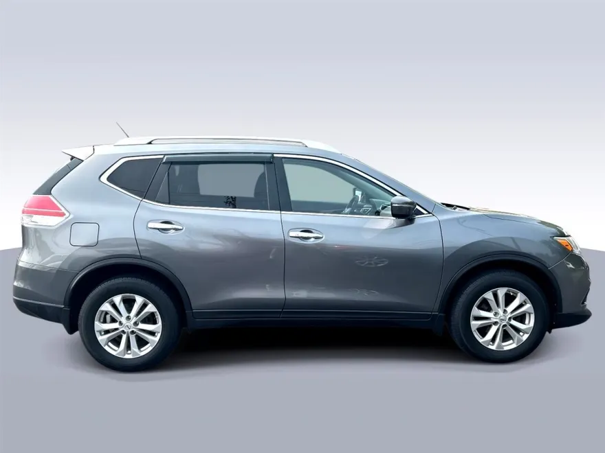 2015 Nissan Rogue SV photo 1
