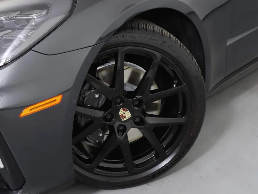 2024 Porsche Panamera photo 1