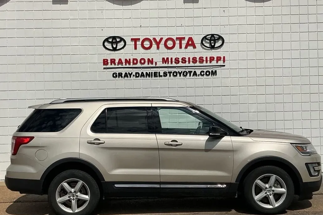2017 Ford Explorer XLT photo 1