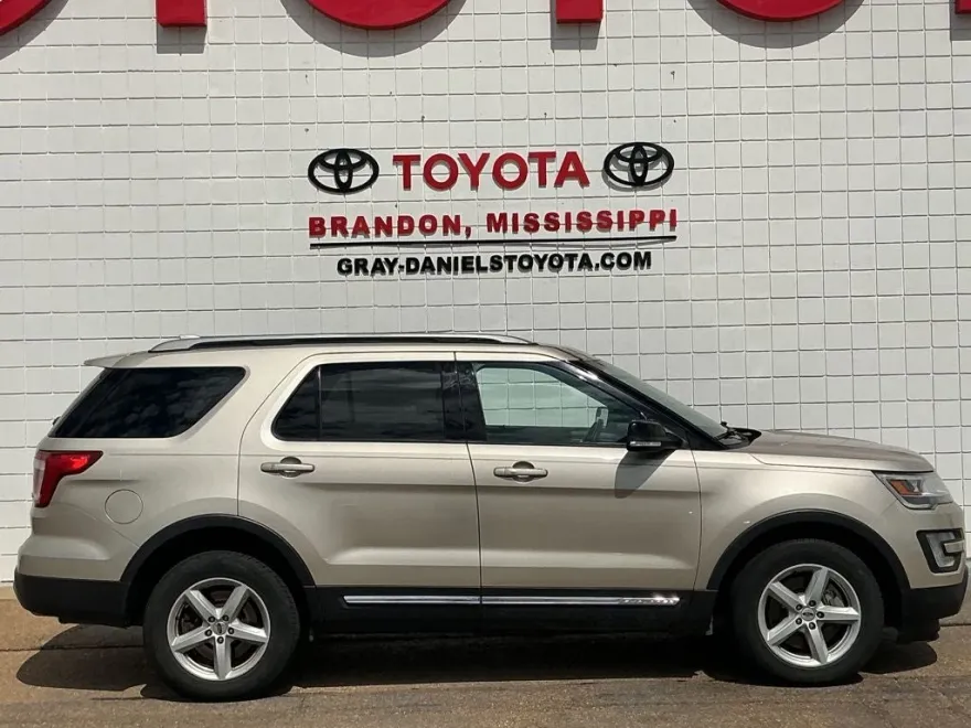 2017 Ford Explorer XLT photo 1