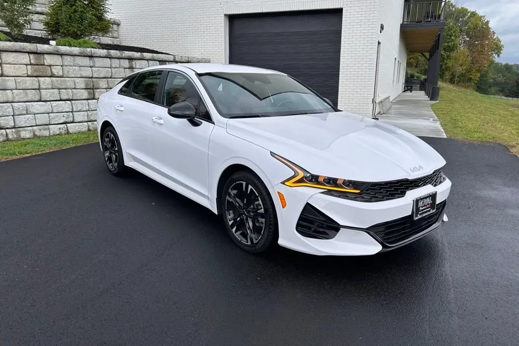 2024 Kia K5 GT-Line photo 1