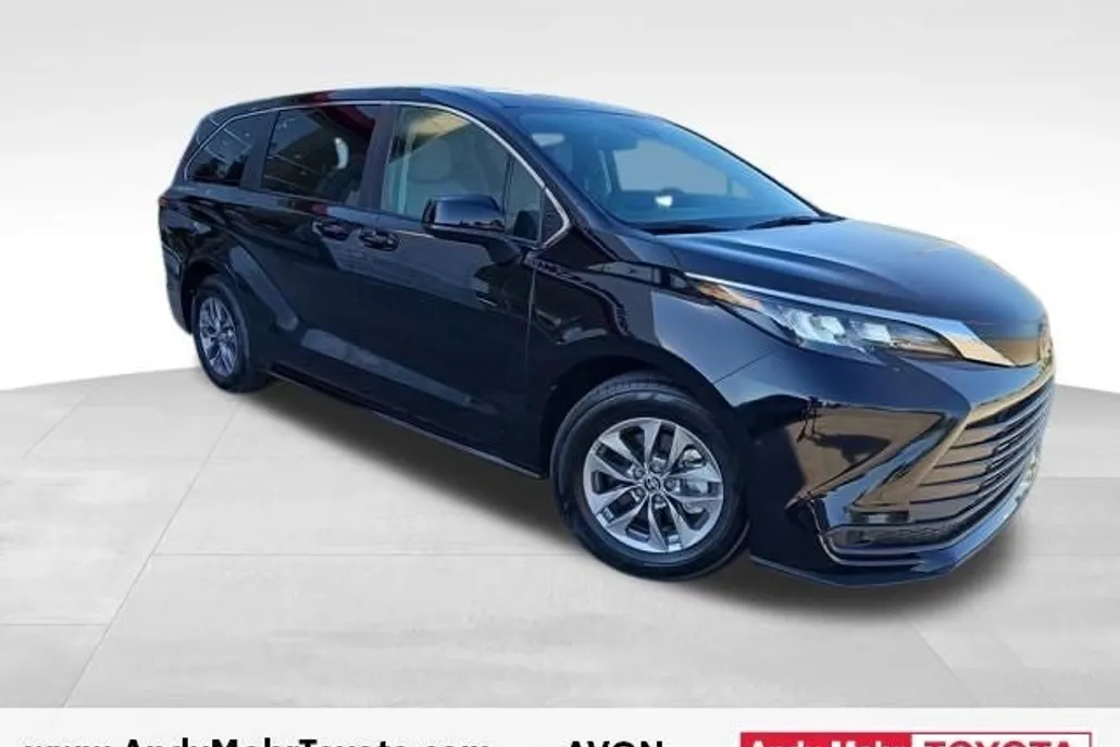 2024 Toyota Sienna LE photo 1