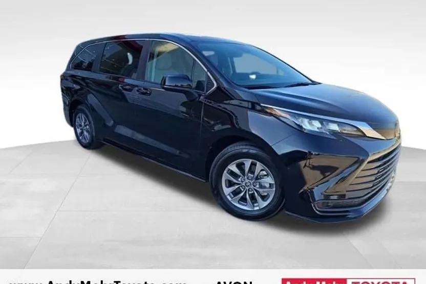 2024 Toyota Sienna LE photo 1
