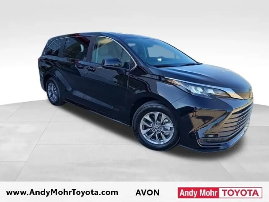 2024 Toyota Sienna LE photo 1