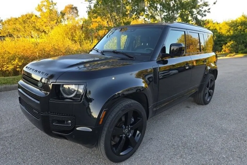 2023 Land Rover Defender X-Dynamic SE photo 1
