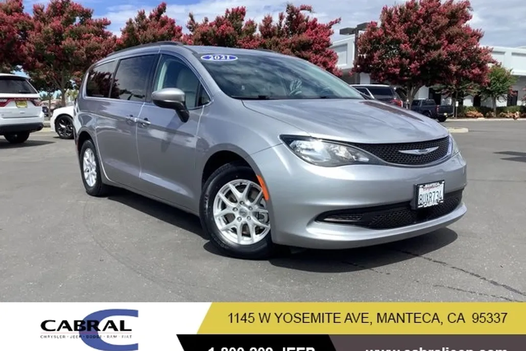 2021 Chrysler Voyager LXi photo 1