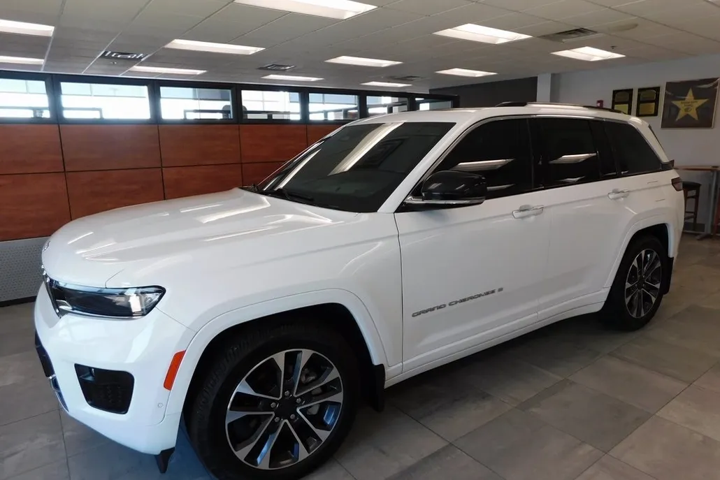 2022 Jeep Grand Cherokee Overland photo 1