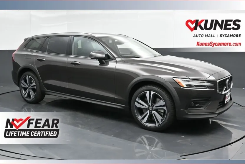 2025 Volvo V60 Cross Country B5 Plus photo 1