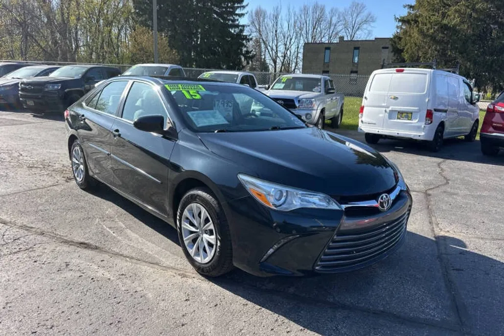 2015 Toyota Camry LE photo 1