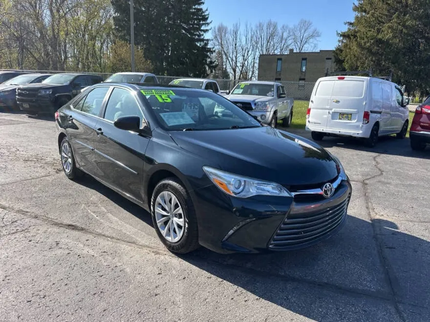 2015 Toyota Camry LE photo 1