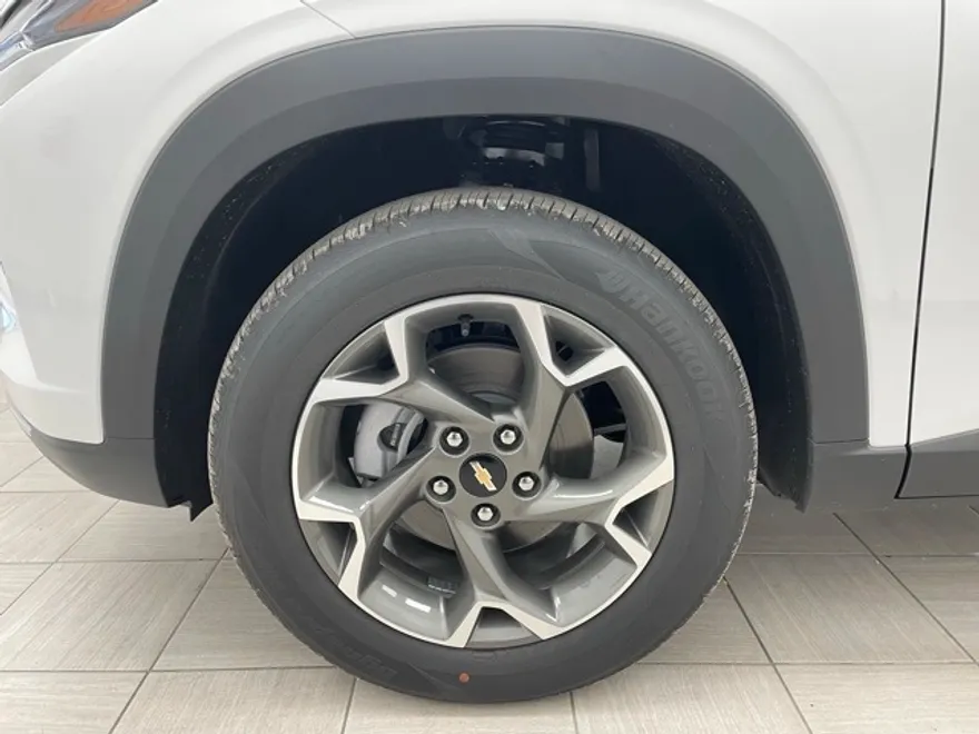 2025 Chevrolet Trax LT photo 1