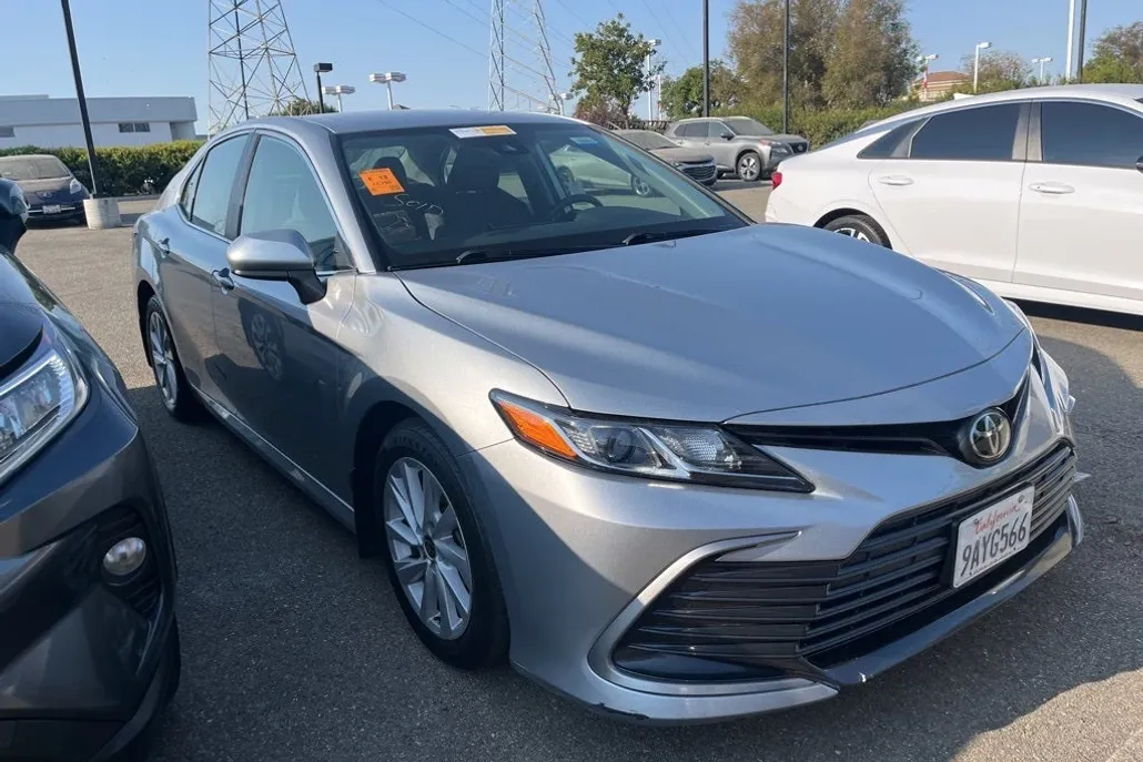 2022 Toyota Camry LE photo 1
