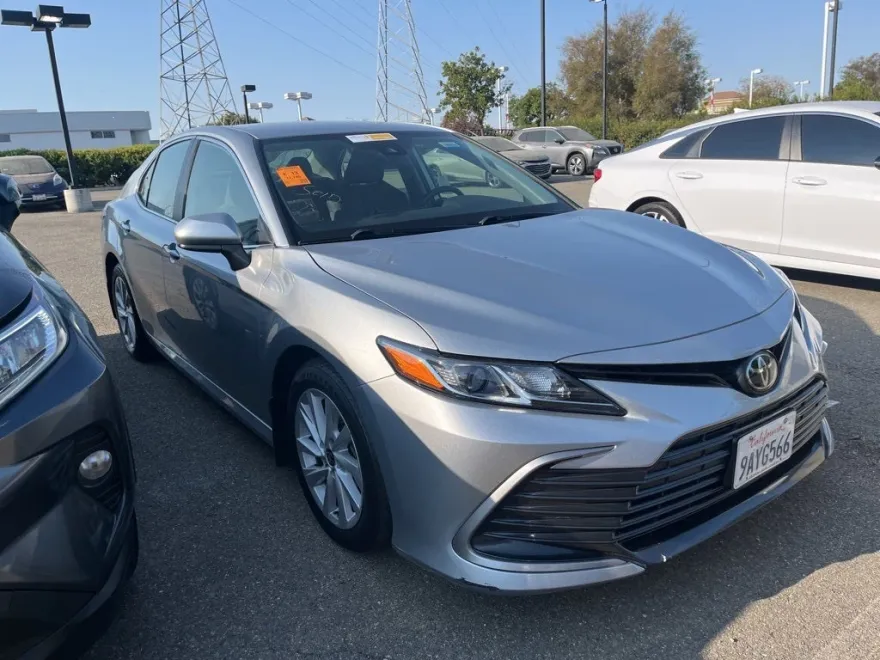 2022 Toyota Camry LE photo 1